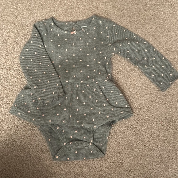 Bundle of 2 Carter’s long sleeve onesies, 18 months - Picture 2 of 7
